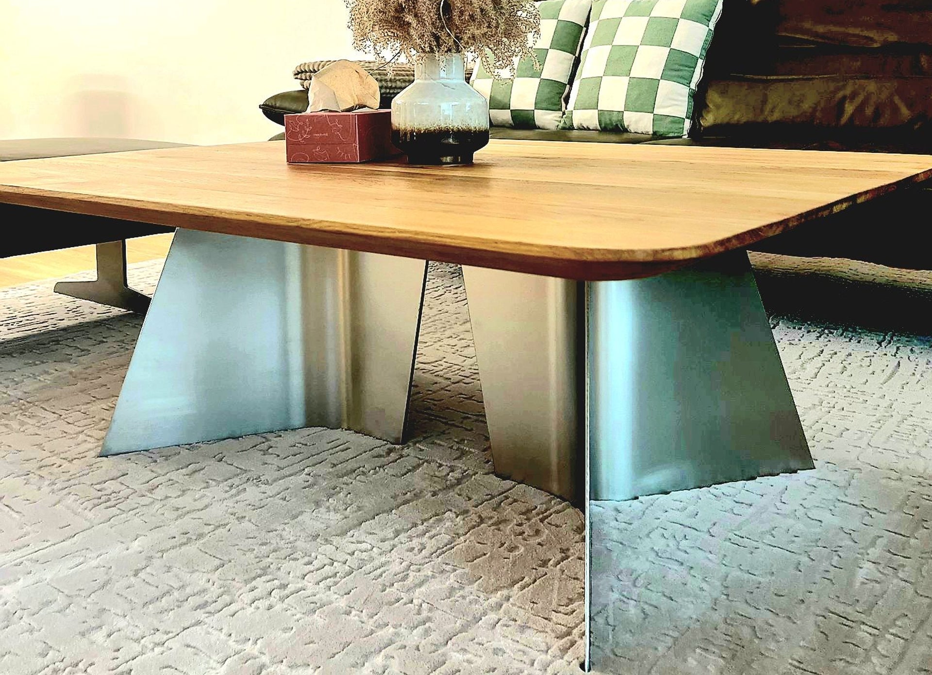 Couchtisch PRAG aus Massivholz und Stahl